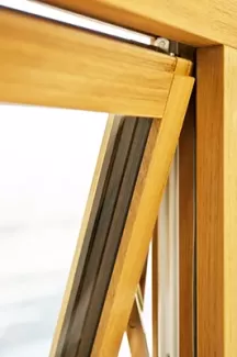 عکس باکیفیت پنجره چوبی