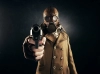 عکس استوک باکیفیت مرد با تفنگ و ماسک ضد شیمیایی