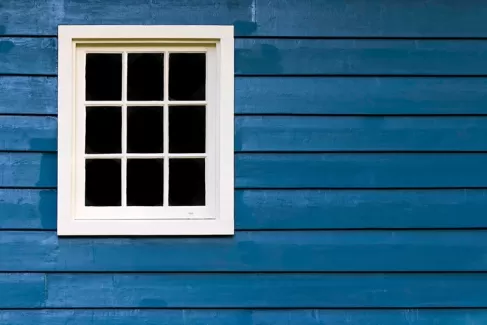 عکس با کیفیت پنجره و دیوار چوبی آبی