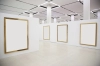 تصویر با کیفیت تابلوهای خالی در نمایشگاه