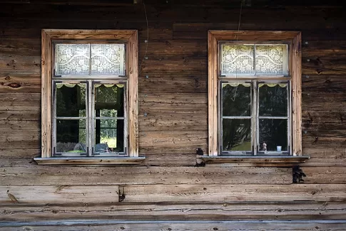 عکس با کیفیت پنجره و دیوار چوبی