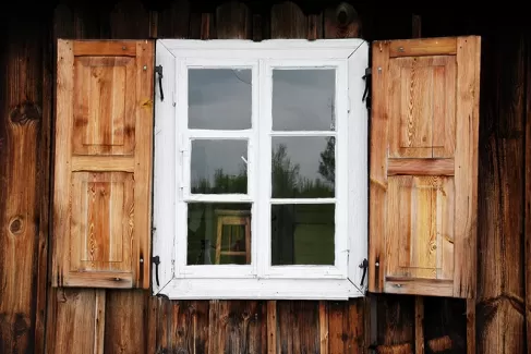 عکس با کیفیت پنجره سفید و دیوار چوبی