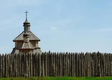 دانلود عکس کلیسای چوبی و حصار چوبی