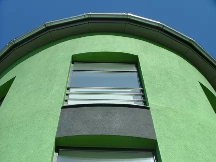 عکس با کیفیت پنجره و دیوار سبز