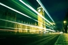 تصویر با کیفیت برج ساعت و خیابان در شب