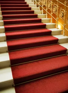 تصویر پله با فرش قرمز