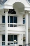 تصویر باکیفیت ساختمان سفید 