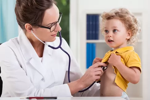 عکس استوک با کیفیت پزشک و کودک و گوشی پزشکی