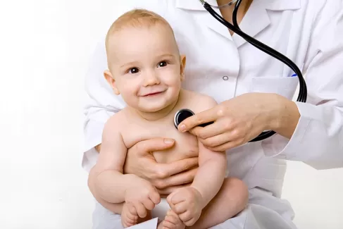 عکس استوک با کیفیت پزشک و کودک در دست 