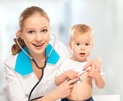عکس استوک با کیفیت پرستار و کودک و گوشی پزشکی 