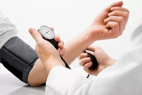عکس استوک با کیفیت دست و دستگاه فشار خون 