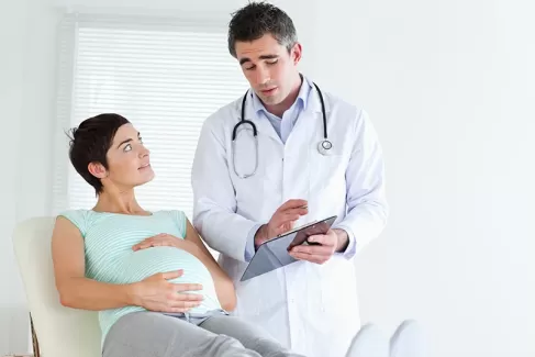 عکس استوک با کیفیت زن باردار و پزشک