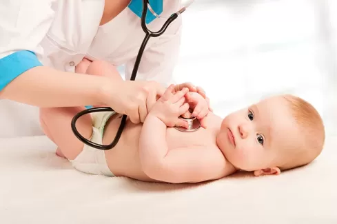 عکس استوک با کیفیت معاینه نوزاد  وگوشی پزشکی
