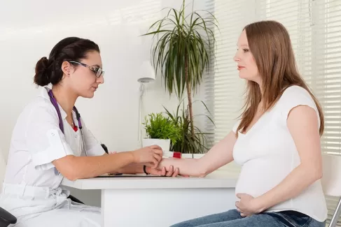 عکس استوک با کیفیت پزشک و خانم باردار