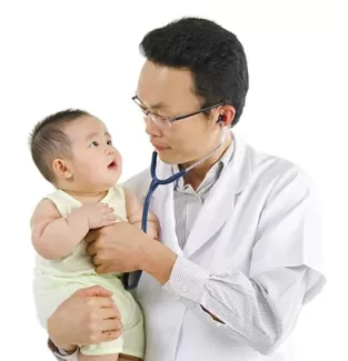 عکس استوک با کیفیت پزشک وکودک در بغل 