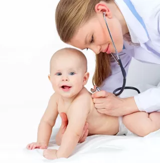 عکس استوک با کیفیت معاینه نوزاد  با گوشی پزشکی 