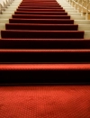تصویر پله با فرش قرمز