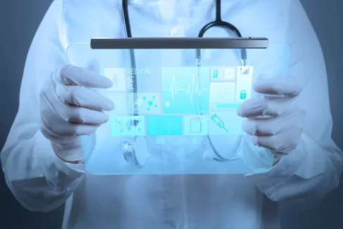عکس استوک پزشک و تبلت در دست 
