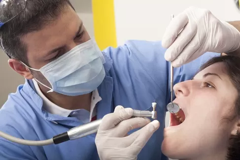 دانلود تصویر کیفیت ترمیم دندان خانم  پزشک با ماسک 