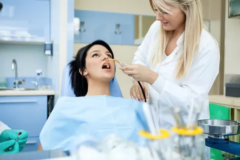 دانلود تصویر کیفیت ترمیم دندان خانم پزشک زن 