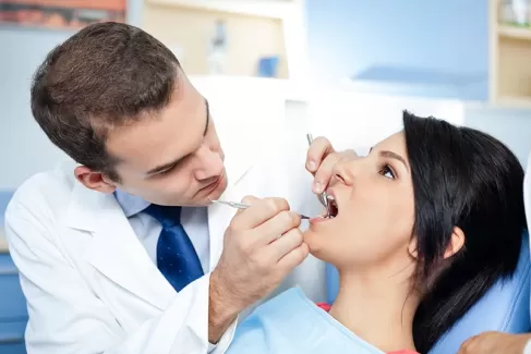 دانلود تصویر کیفیت ترمیم دندان خانم توسط پزشک مرد 