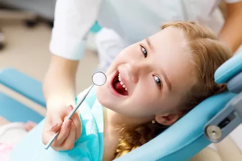 دانلود تصویر کیفیت بالای دکتر دندانپزشک و کودک