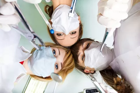 دانلود تصویر کیفیت دندانپزشکان از نمای پایین 