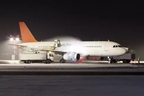 دانلود عکس باکیفیت هواپیما در فرودگاه