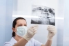 دانلود تصویر کیفیت  عکس رادیولوژی دندان در دست 