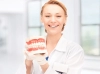 دانلود تصویر کیفیت بالای دکتر دندانپزشک با دندان مصنوعی