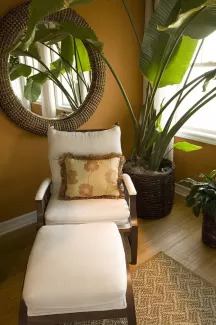 تصویر با کیفیت مبل راحتی و میز