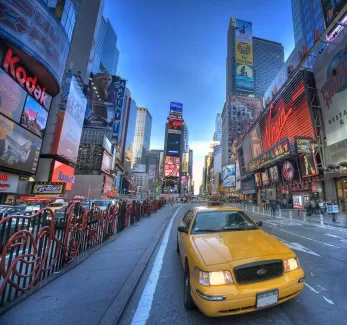 تصویر باکیفیت تاکسی زرد در خیابان