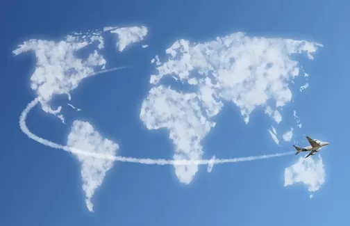 تصویر باکیفیت هواپیما میان ابرهای به شکل نقشه جهان