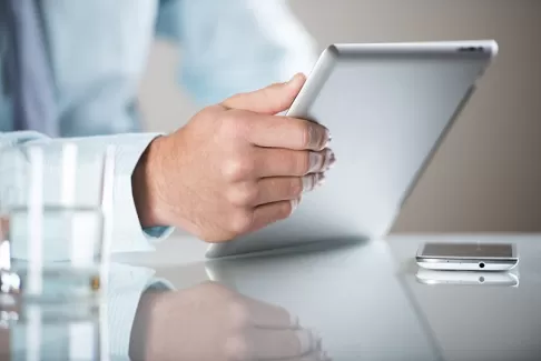 دانلود عکس باکیفیت دست و تبلت دانلود عکس باکیفیت دست و تبلت