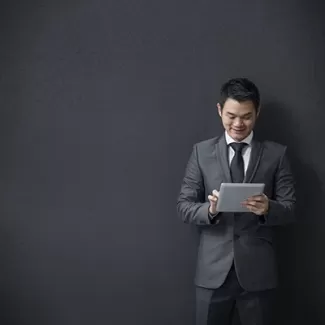 دانلود تصویر استوک باکیفیت مرد و تبلت دانلود تصویر استوک باکیفیت مرد و تبلت
