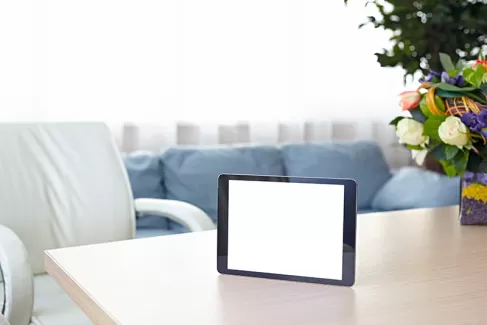عکس استوک باکیفیت تبلت روی میز عکس استوک باکیفیت تبلت روی میز