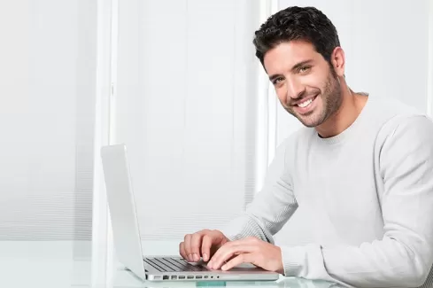 تصویر کیفیت بالای مرد و لپ تاپ تصویر کیفیت بالای مرد و لپ تاپ