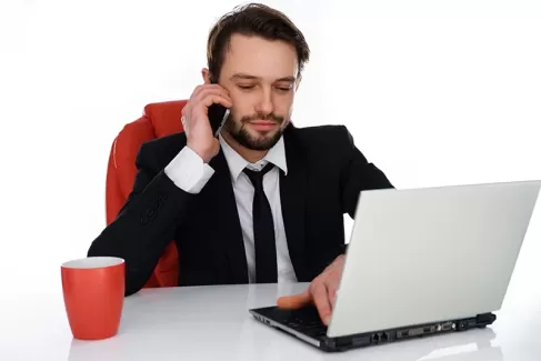 دانلود تصویر کیفیت بالای مرد و لپ تاپ دانلود تصویر کیفیت بالای مرد و لپ تاپ