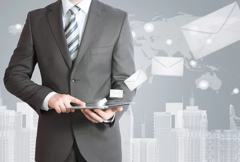 دانلود تصویر کیفیت بالای مرد و تبلت دانلود تصویر کیفیت بالای مرد و تبلت