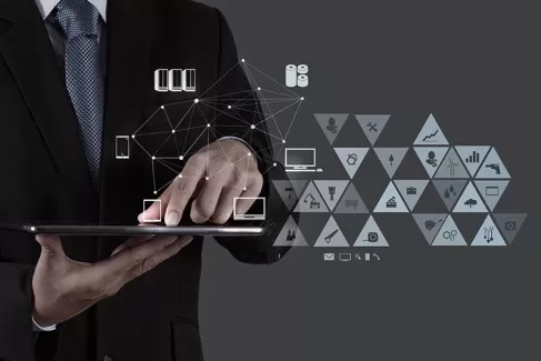 عکس استوک کیفیت بالای مرد و تبلت عکس استوک کیفیت بالای مرد و تبلت
