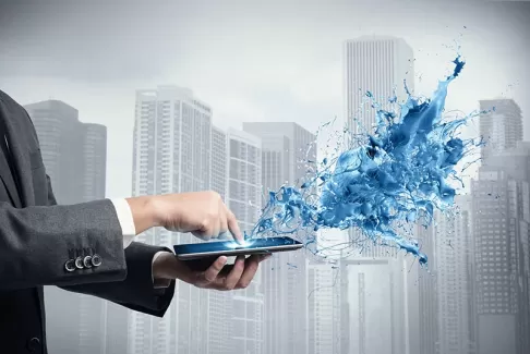 عکس باکیفیت مرد درحال کار با تبلت عکس باکیفیت مرد درحال کار با تبلت