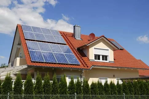 تصویر باکیفیت خانه با سقف دارای پنل های خورشیدی