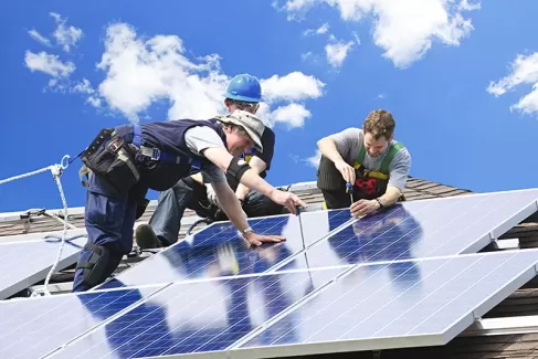 تصویر باکیفیت کارگران درحال نصب پنل خورشیدی