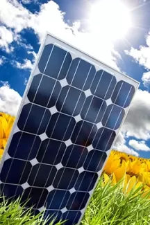 تصویر باکیفیت پنل های خورشیدی در دشت