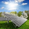تصویر استوک باکیفیت پنل های خورشیدی در دشت
