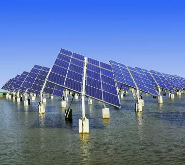 تصویر باکیفیت پنل های خورشیدی در دریا