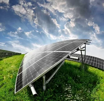 دانلود تصویر استوک باکیفیت پنل های خورشیدی در دشت