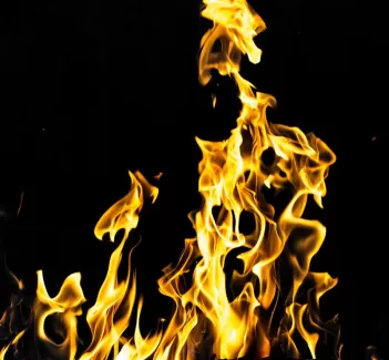 عکس استوک باکیفیت آتش و شعله زرد