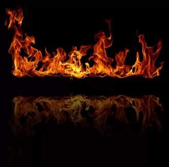 عکس استوک باکیفیت شعله آتش و زمینه سیاه