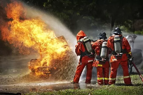 عکس استوک باکیفیت آتشنشان و خاموش کردن ماشین